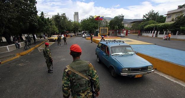 Mafia wywozi paliwo /AFP