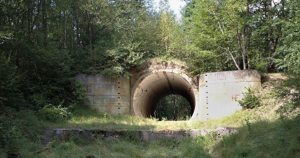 Magazyn bojowych ładunków jądrowych - obiekt 3003 /Festung/Fotopolska.eu/CC BY-SA 3.0 (https://creativecommons.org/licenses/by-sa/3.0/deed.en) /Wikimedia