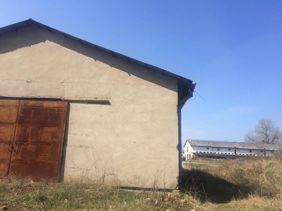 Magazyn, gdzie składowano podejrzane beczki /Aneta Łuczkowska /RMF FM