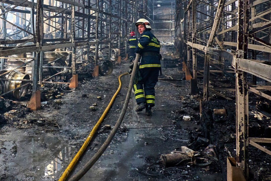 Magazyn na przedmieściach Charkowa zniszczony w wyniku rosyjskiego ataku /SERGEY KOZLOV /PAP/EPA