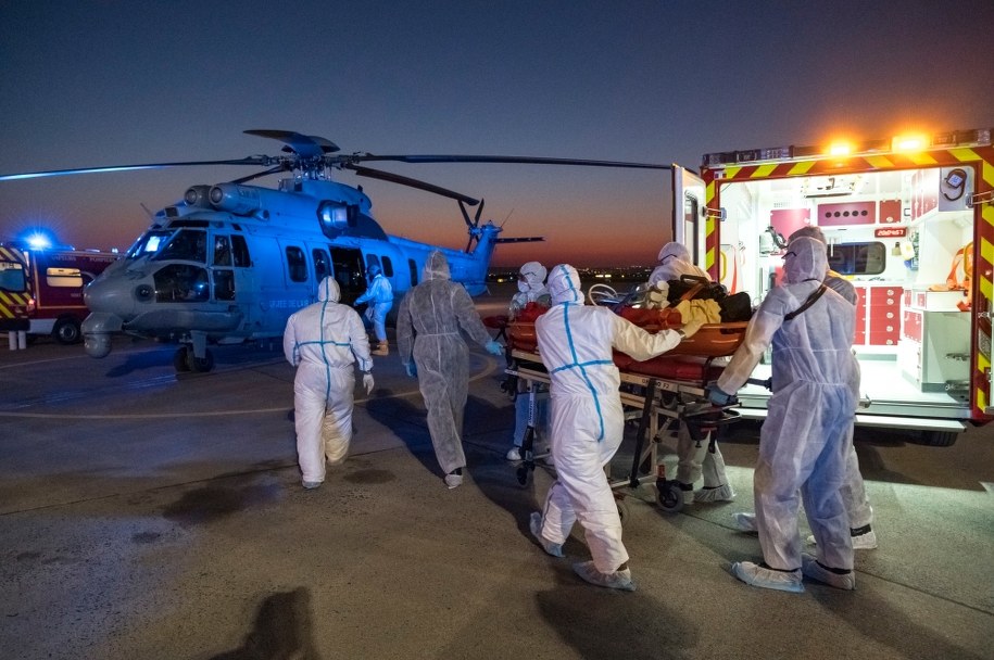 Magazyn na targu zmieniony w kostnicę, lotnisko Orly - w centrum ewakuacji chorych /JULIEN FECHTER / FRENCH AIR FORCE HANDOUT /PAP/EPA