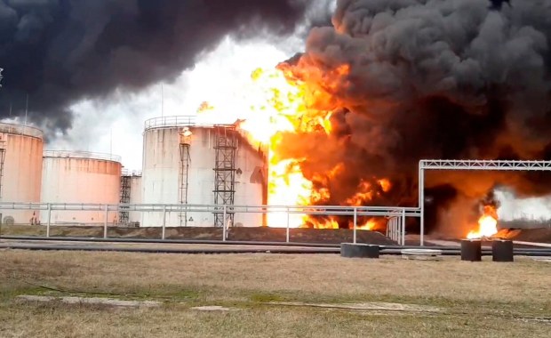 Magazyn ropy w Biełgorodzie w ogniu. Rosja oskarża o atak Ukrainę   