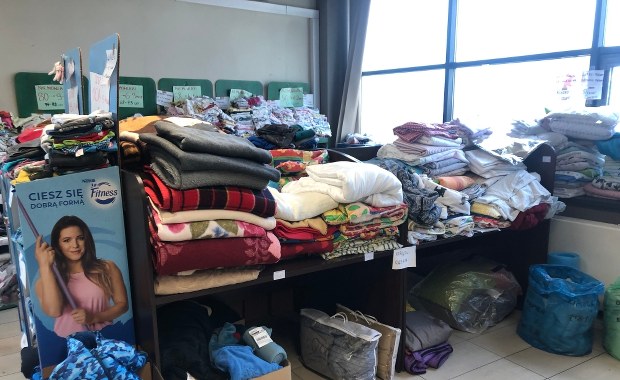 Magazyn socjalny w Katowicach. Jest w nim wiele potrzebnych uchodźcom rzeczy