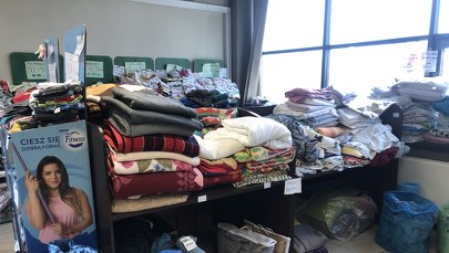 Magazyn socjalny w Katowicach. Jest w nim wiele potrzebnych uchodźcom rzeczy