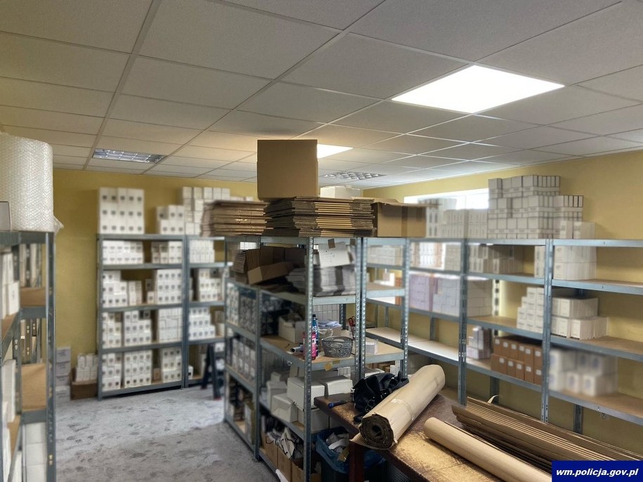 Magazyn z perfumami /KWP Olsztyn /Policja
