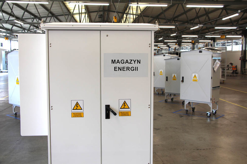 Magazyny Energii ZPUE S.A. to sposób na lepsze wykorzystanie energii pochodzącej z OZE /Interia /.