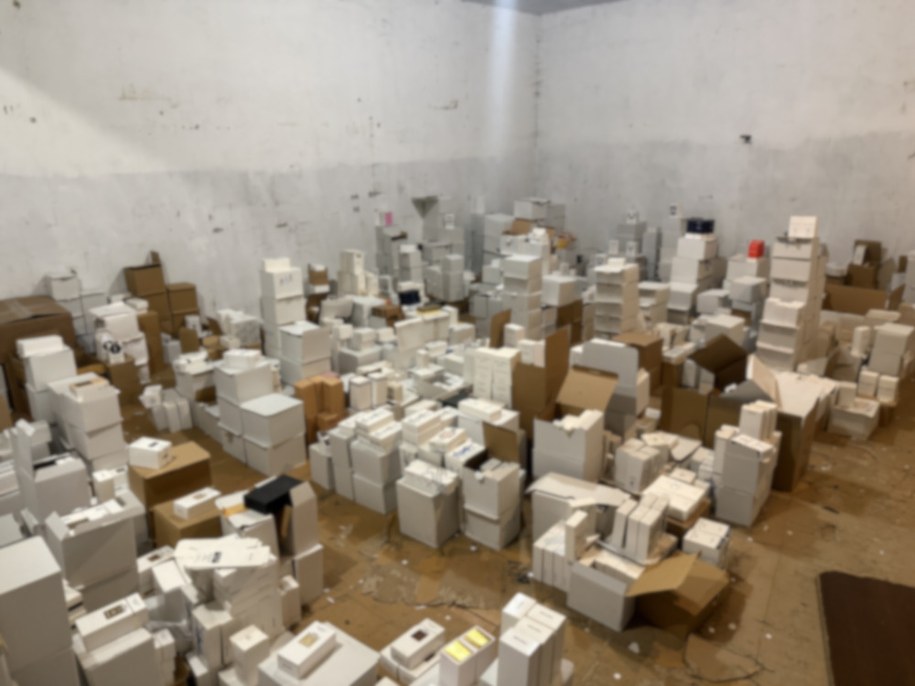 Magazyny z podrobionymi kosmetykami /KSP /Policja