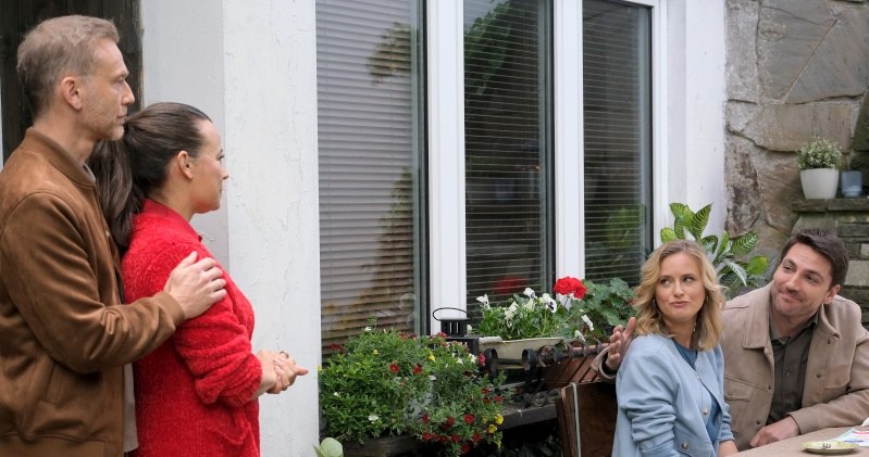 Magda (Anna Mucha) odkryje, że Dima (Michał Pszeniczny) postanowił na stałe wyjechać z Julią (Marta Chodorowska) do Ukrainy /Źródło: AIM