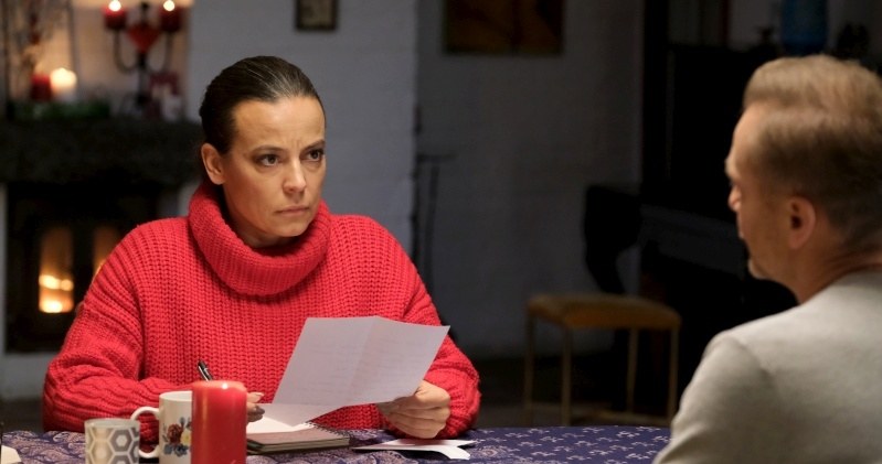 Magda (Anna Mucha) w zdecydowany sposób zareaguje na miłosny list od Dimy (Michał Pszeniczny) /Źródło: AIM