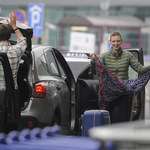 Magda Boczarska całuje się z Mateuszem Banasiukiem na lotnisku