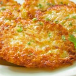 Magda Gessler dodaje do placków ziemniaczanych. Chrupią aż miło i mają słoneczny kolor