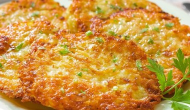 Magda Gessler dodaje do placków ziemniaczanych. Chrupią aż miło i mają słoneczny kolor