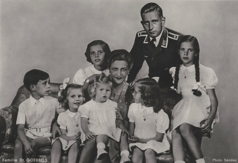 Magda Goebbels ze swoimi dziećmi. W mundurze - najstarszy syn z jej pierwszego małżeństwa /East News
