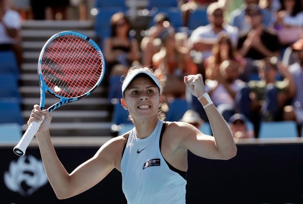 Magda Linette cieszy się ze zwycięstwa nad Darią Kasatkiną w drugiej rundzie Australian Open /MARK CRISTINO /PAP/EPA