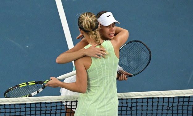 Magda Linette i Caroline Wozniacki po przerwanym meczu /LUKAS COCH /PAP/EPA