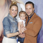 Magda Modra z dzieckiem i mężem na promocji ubrań