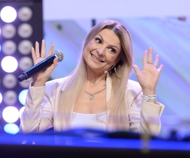 Magda Narożna (Piękni i Młodzi) świętuje sukces w nowej fryzurze. "Walczę o ciebie" z grupą Playboys