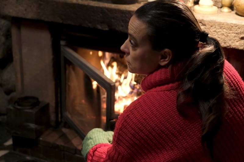 Magda podrze miłosny list od Dimy na pół i wrzuci do palącego się kominka /Źródło: AIM