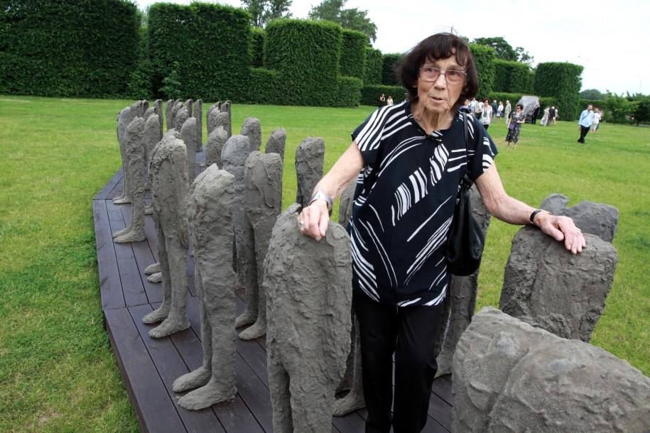 Magdalena Abakanowicz przy rzeźbach z cyklu "Bambini" (zdj. z 2010 r.) /Tomasz Gzell /PAP