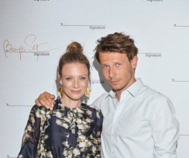 Magdalena Boczarska i Mateusz Banasiuk (7 lat różnicy) 

Parę aktorów łączy gorące uczucie, a w 2017 roku zostali rodzicami. Poznali się przy okazji filmowego święta, bo na festiwalu w Toronto. Ona promowała „W ukryciu”, w którym zagrała lesbijkę, on „Płonące wieżowce” (2013), gdzie wcielił się w geja. Chociaż ich miłości nie wróżono długiego stażu, oni na przekór innym udowadniają, że 7-letnia różnica wieku nic nie znaczy w obliczu prawdziwego uczucia. 
