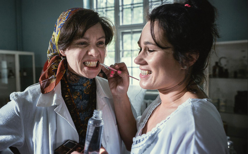 Magdalena Boczarska (Michalina Wisłocka) w trakcie charakteryzacji /Jarosław Sosiński / Watchout Productions /materiały dystrybutora
