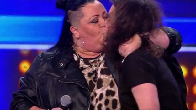 Magdalena całuje syna po udanym występie w "X Factor" /