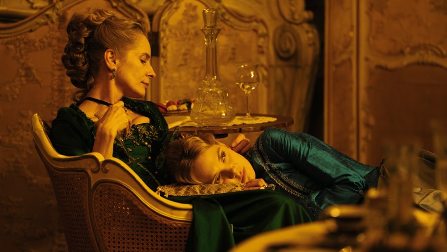 Magdalena Cielecka i Sandra Drzymalska na planie "Lalki" /Netflix, fot. Robert Pałka /Materiały prasowe