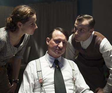 Magdalena Grąziowska, Robert Więckiewicz i Bartosz Porczyk w filmie "AmbaSSada" - fot. Piotr Bujnowicz, Marta Piskorek - Fabryka Obrazu / NextFilm