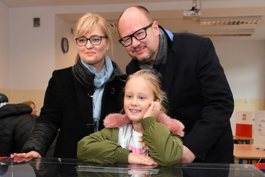 Magdalena i Paweł Adamowiczowie z córką Teresą (zdj. arch.) / 	Adam Warżawa    /PAP