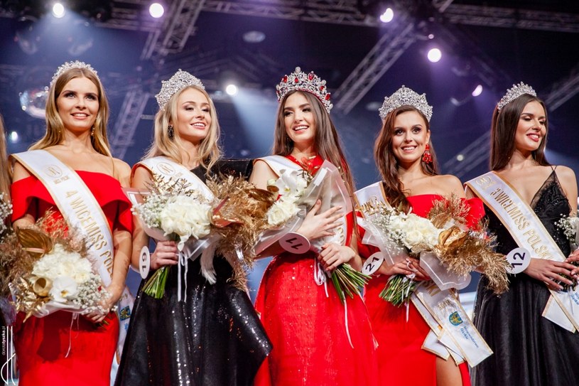 Magdalena Kasiborwska ( w środku) wygrała wybory Miss Polski 2019. Komu odda koronę? /Dorota Tyszka /Polsat