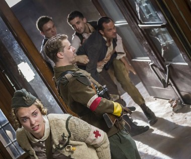 Magdalena Koleśnik urodziła się 27 lutego 1990 roku w Białymstoku. Jest absolwentką Państwowej Wyższej Szkole Teatralnej im. Ludwika Solskiego

Debiutowała na dużym ekranie debiutowała w "Mieście 44" Jana Komasy (sanitariuszka Klara). W kolejnych latach oglądaliśmy ją  jeszcze w "Kamieniach na szaniec" Roberta Glińskiego (Monia, dziewczyna "Rudego"), filmie Kingi Dębskiej  "Zabawa zabawa" (żona prezesa Izby Lekarskiej) oraz "Maryjkach" Darii Woszek.