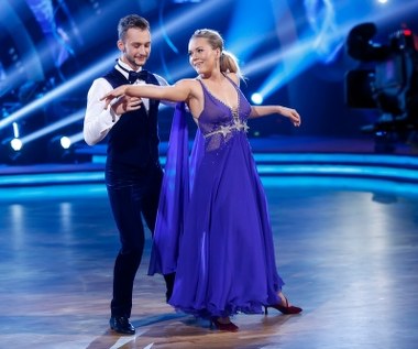 Magdalena Lamparska i Kamil Kuroczko przygotowali walca angielskiego.

"Były między wami piękne emocje, podobał mi się wasz kontakt. Gorzej troszkę niż Cleo, która też tańczyła walca angielskiego" - powiedział Michał Malitowski. "Spełniłaś marzenia babci, a to jest najważniejsze" - dodała Beata Tyszkiewicz, nawiązując do wypowiedzi babci aktorki. "Oddaliście atmosferę tańca, ale tylko tyle" - przyznała Czarna Mamba. "Co tu można porównywać, nie wolno tak robić" - skrytkował postawę Malitowskiego, Andrzej Grabowski. "Pani tańczyła wspaniale. Nie wiem, jakie to było technicze. Ja patrzyłem na panią i się uśmiechałem" - oświadczył Grabowski. Para zebrała 27 punktów - najmniej z całej stawki- i odpadła z programu.


 