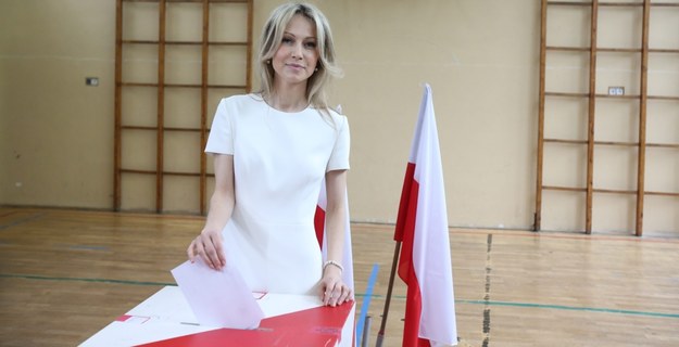 Magdalena Ogórek przy urnie wyborczej /PAP/Leszek Szymański /PAP