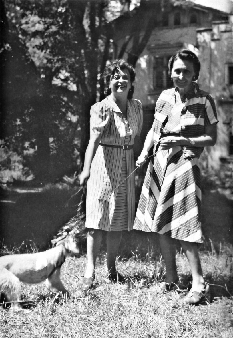 Magdalena Samozwaniec i Helena Zeleńska przed Kossakówką, Kraków, 1941 /Kossakiana/East News /East News