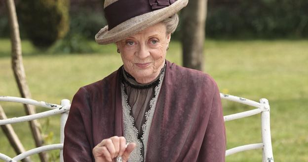 Maggie Smith w scenie z serialu "Downton Abbey" /materiały prasowe