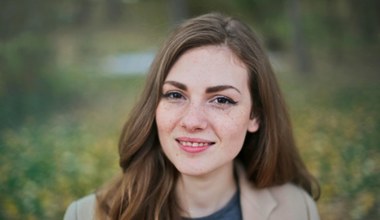 Magia henny pudrowej do brwi. Co zyskasz dzięki temu zabiegowi?