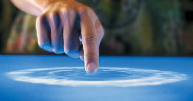Magiczny palec - wszystko dzięki ekranom dotykowym (na zdjęciu technologia Microsft Surface) /materiały prasowe
