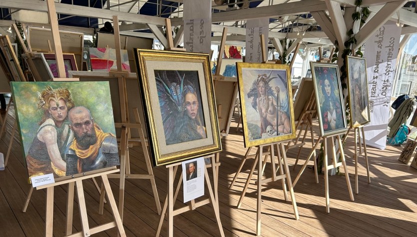 Magiczny realizm zawitał do Mikołajek! Nie przegap tej wystawy