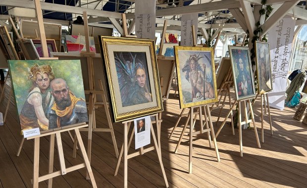 Magiczny realizm zawitał do Mikołajek! Nie przegap tej wystawy