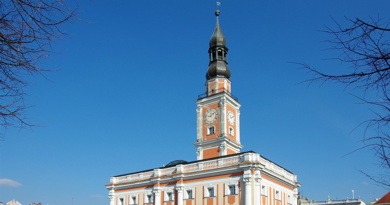 Magistrat w Lesznie skrócił godziny pracy urzędników /Marek BAZAK/East News /East News