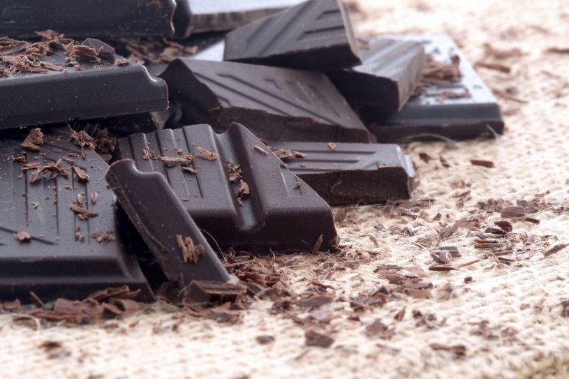 Magnez zawarty w czekoladzie jest ważny w utrzymaniu zdrowia kości /123RF/PICSEL