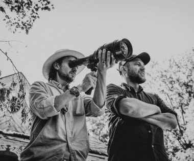 "'Magnezja' to przede wszystkim niezwykły świat, oparty o to, co znamy z zapisów historycznych o dzikim pograniczu polsko-sowieckim z czasów międzywojnia, połączony z autorską wersją westernu, a w zasadzie easternu. Oto odciętym od reszty kraju skrawkiem ziemi rządzą kobiety, a główną walutą jest kula z rewolweru. Mam nadzieję, że naszym filmem uda nam się stworzyć polski mit o romantycznych gangsterach i fascynujących czasach, w których żyli" - mówi reżyser Maciej Bochniak.