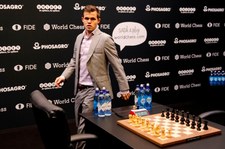 Magnus Carlsen lubi szybkie partie i... piłkę nożną