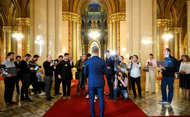 Magyar wygrał, Unia się cieszy. Pytanie, czy słusznie?