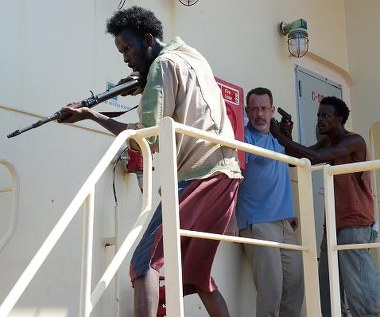 Mahat M. Ali, Tom Hanks i Faysal Ahmed w scenie z filmu "Kapitan Phillips"