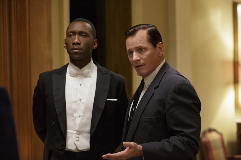 Mahershala Ali i Viggo Mortensen w scenie z filmu "Green Book" /materiały prasowe