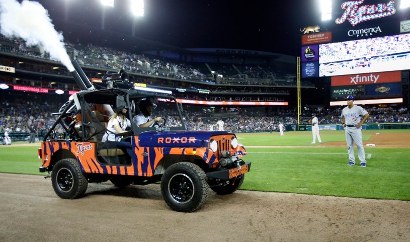 Mahindra ewidentnie prowokuje Amerykanów. Zdjęcie w Detroit na meczu bejsbolu /Getty Images