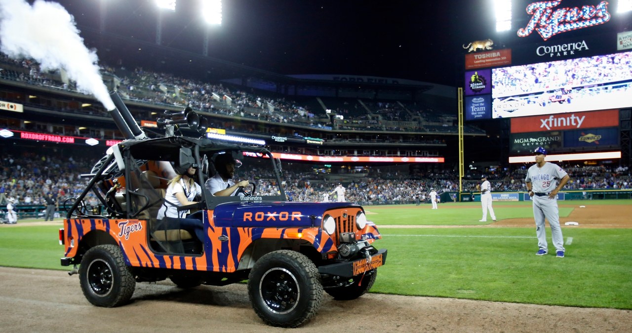 Mahindra ewidentnie prowokuje Amerykanów. Zdjęcie w Detroit na meczu bejsbolu /Getty Images