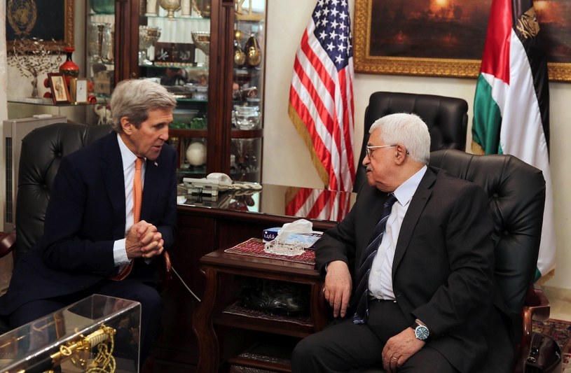 Mahmud Abbas (z prawej) i John Kerry /AFP