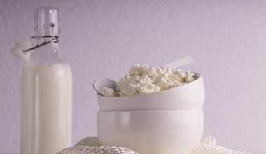 Має бути в холодильнику кожної людини похилого віку. Регулярне вживання покращує щільність кісток і зміцнює м’язи